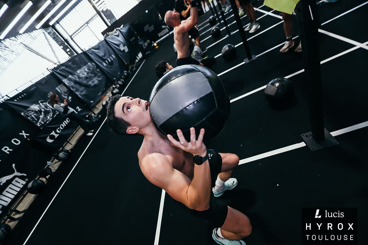 Jérémy, fondateur d'ARETIK, en wall balls au Hyrox Toulouse